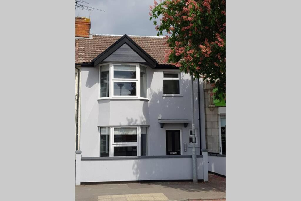2Nd Floor Comfy Swindon Centre - Loft Studio Apartment Luaran gambar